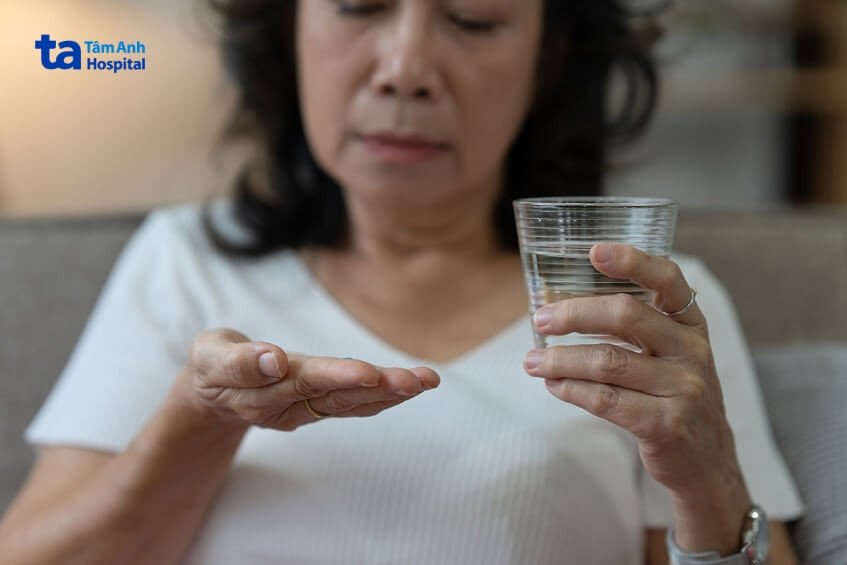 Người bệnh uống viên uống ngăn ngừa đột quỵ theo chỉ định