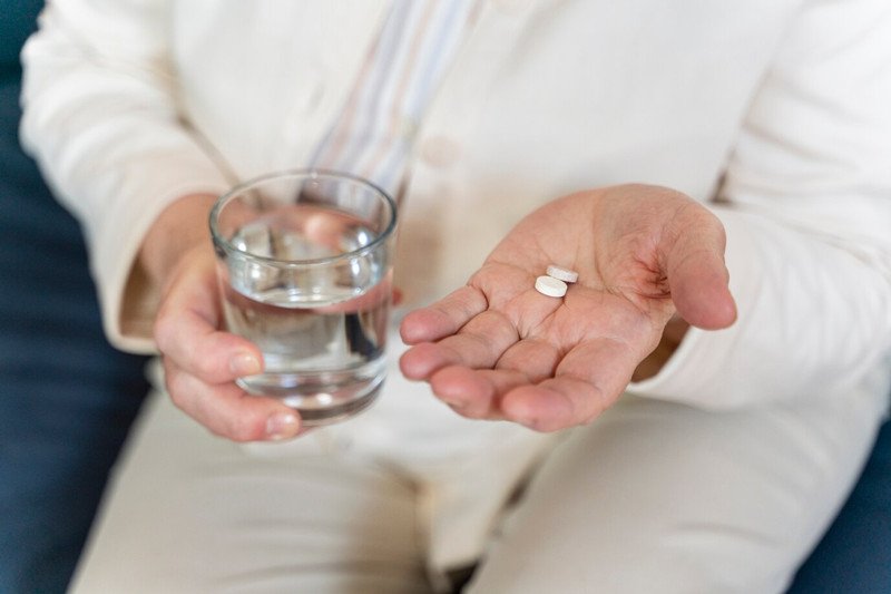 Người bị đau dạ dày cần uống thuốc đúng theo hướng dẫn của chuyên gia y tế