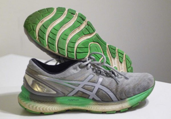 Người chạy bộ với giày Asics, minh họa khả năng hỗ trợ và giảm chấn của thương hiệu Nhật Bản