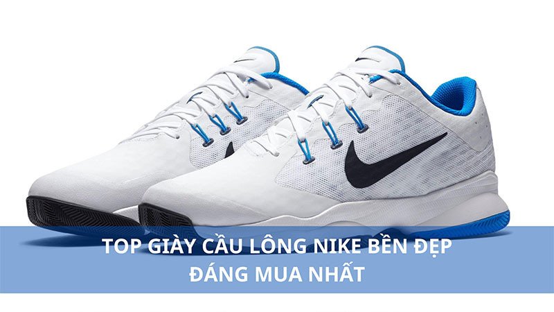 Người chơi cầu lông đang di chuyển nhanh trên sân với đôi giày cầu lông Nike màu trắng đen