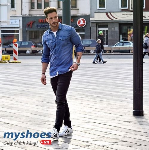 Người đàn ông mặc quần jeans, áo sơ mi kẻ caro và giày Adidas Superstar trắng, phong cách đường phố