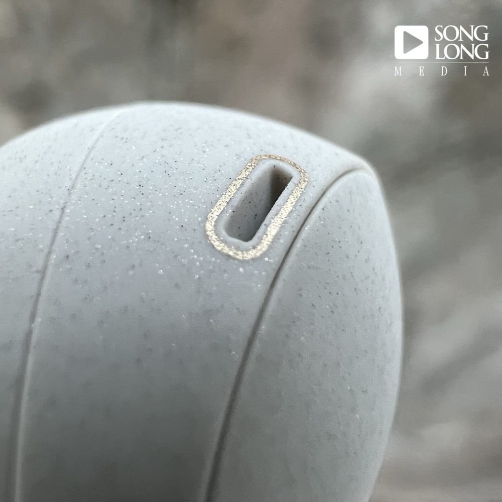 Người dùng đàm thoại với tai nghe Sony WF-1000XM4 cũ, làm nổi bật công nghệ Precise Voice Pickup.