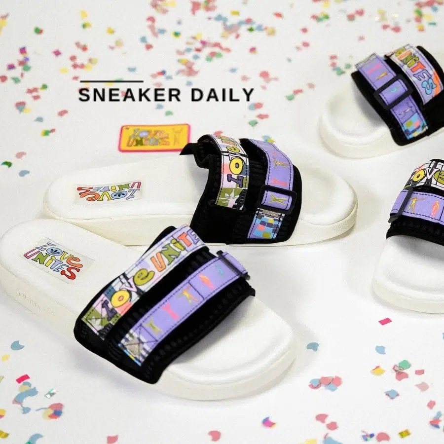 Người dùng đang so sánh kích cỡ dép Adidas với bàn chân