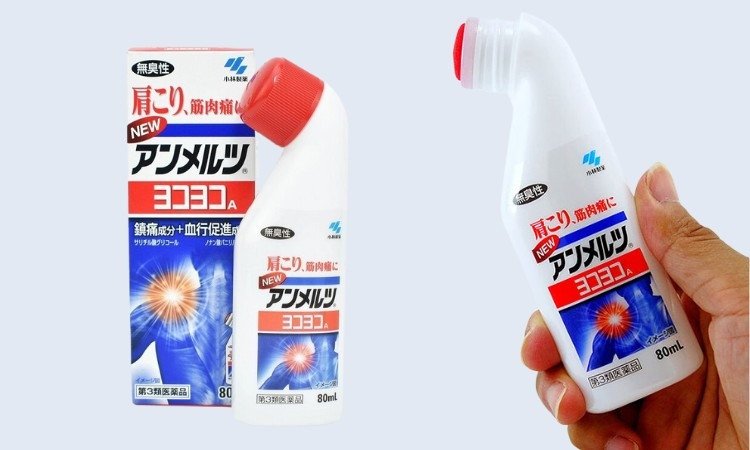 Người dùng đang thoa dầu xoa bóp nhật Yokoyoko Ammeltz Kobayashi lên vai