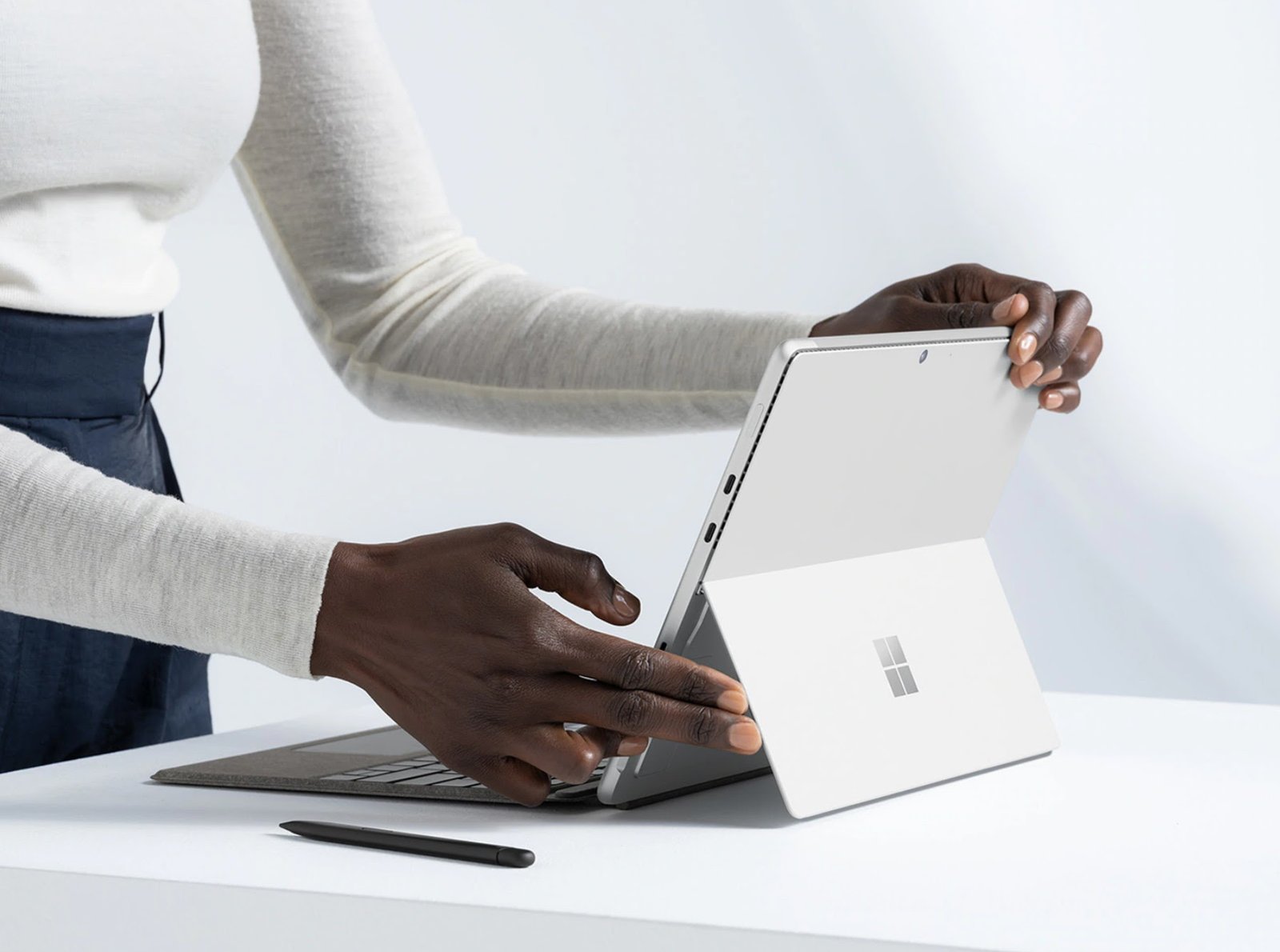 Người dùng điều chỉnh chân đế của Surface Pro 8 để làm việc