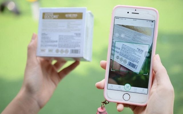 Người dùng quét mã vạch trên hộp giày