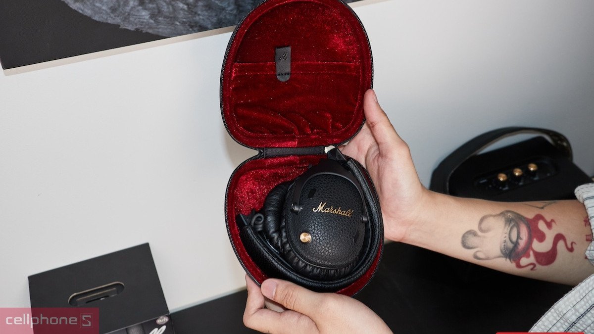 Người dùng trải nghiệm tai nghe Marshall, thể hiện phong cách thời trang năng động và cá tính