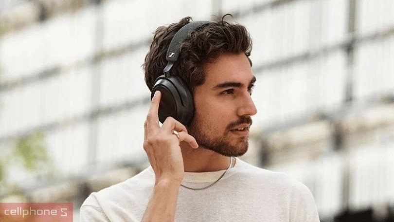 Người dùng tương tác với tai nghe Sennheiser Momentum 4 qua điều khiển cảm ứng, minh họa tính năng kết nối không dây tiện lợi