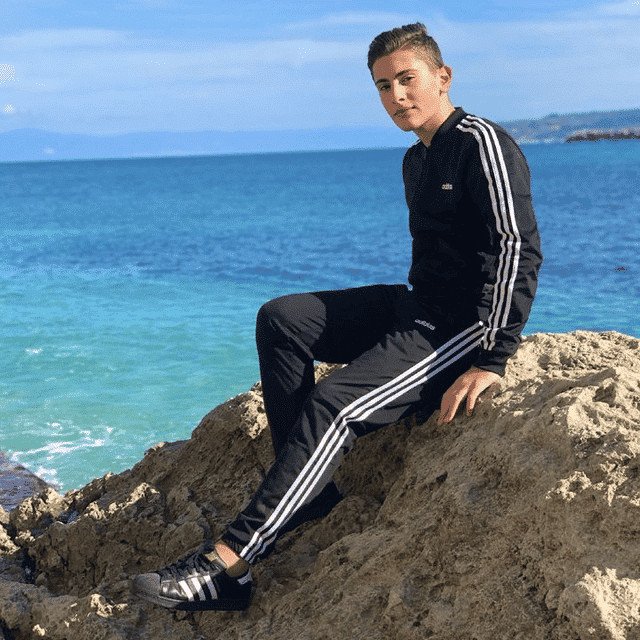 Người mẫu mặc áo Adidas với mẹo chọn size áo Adidas phù hợp vóc dáng