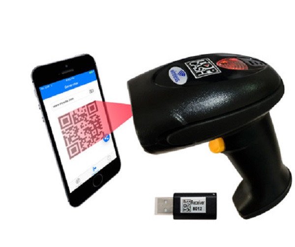 Người tiêu dùng sử dụng ứng dụng để quét mã vạch và kiểm tra sản phẩm