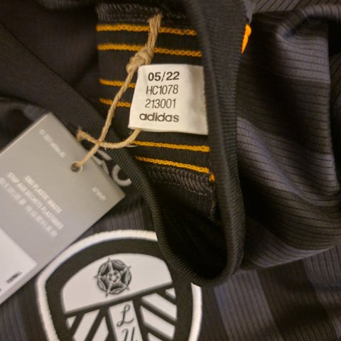 Nhãn mác bên trong giày Adidas hiển thị số seri và thông tin chi tiết