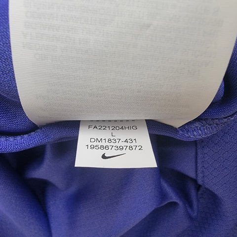 Nhãn mác bên trong giày Nike hiển thị số seri và thông tin sản phẩm