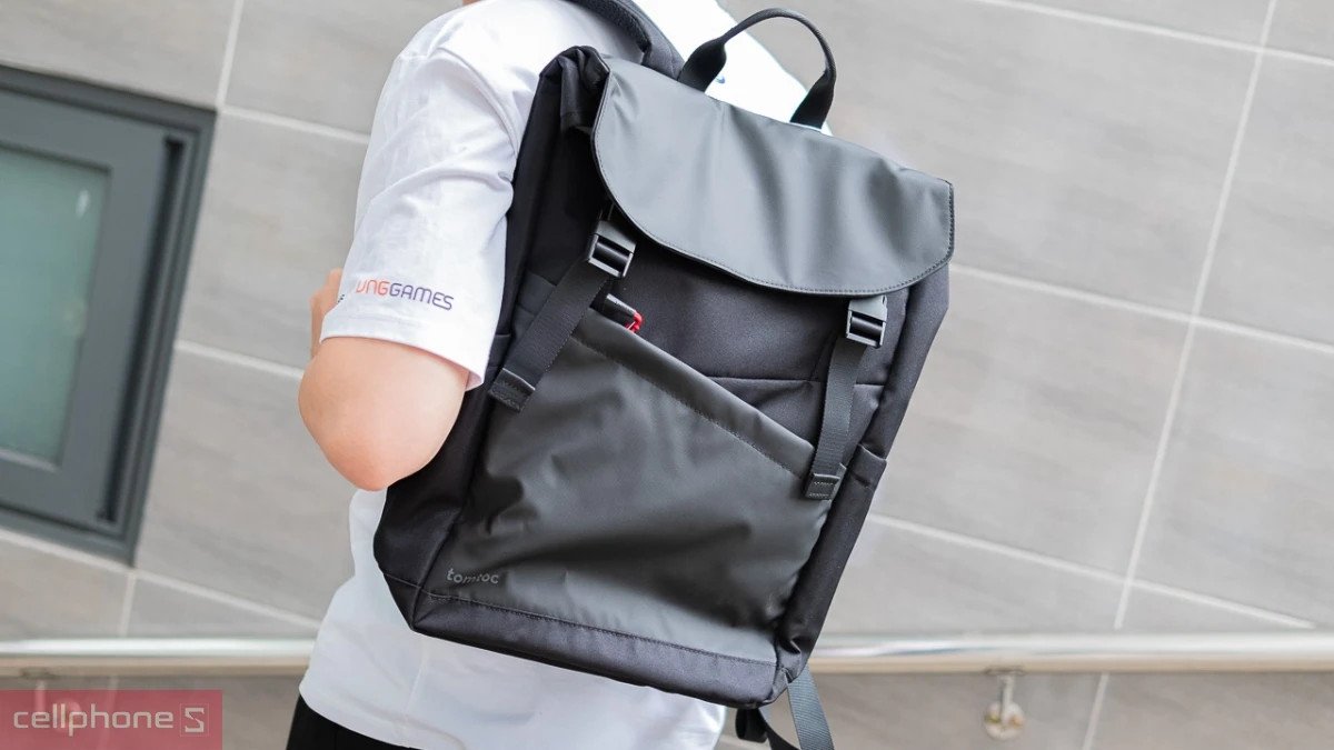 Nhiều kích thước túi chống sốc laptop khác nhau trên kệ, bao gồm cả túi cho laptop 13 inch