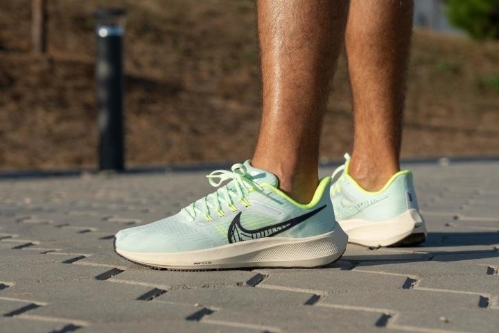 Nike Air Zoom Pegasus 39 nhìn từ bên hông