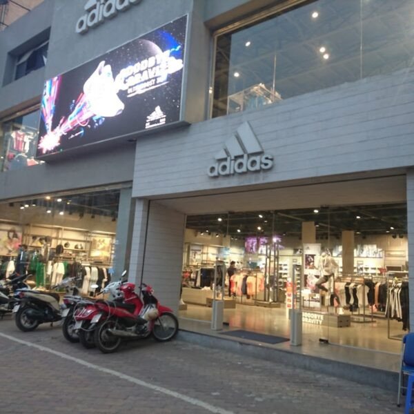 Nội thất cửa hàng Adidas chính hãng để trải nghiệm sản phẩm