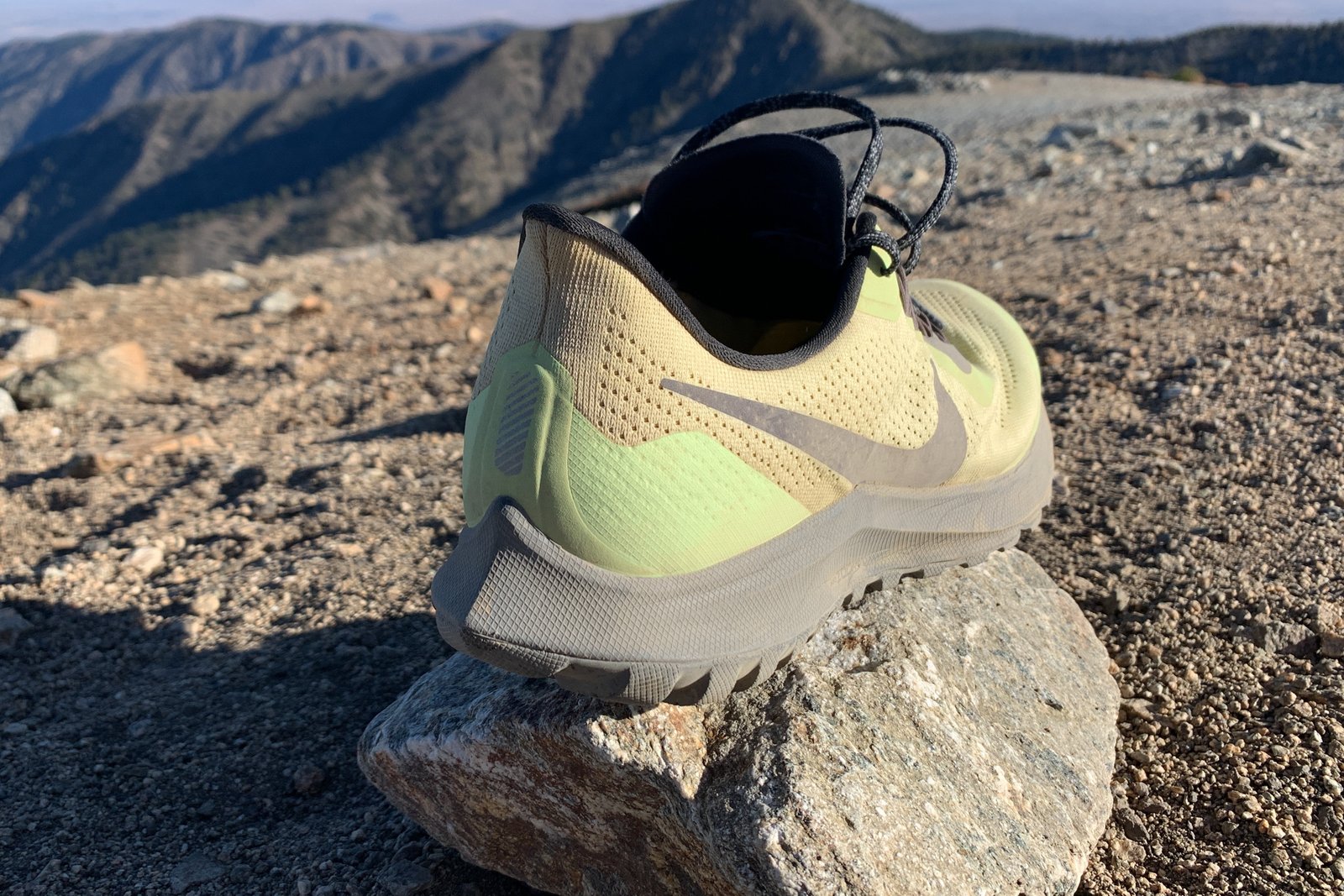 Phần giữa bàn chân Nike Air Zoom Pegasus 36 Trail với công nghệ Flywire khóa chặt bàn chân