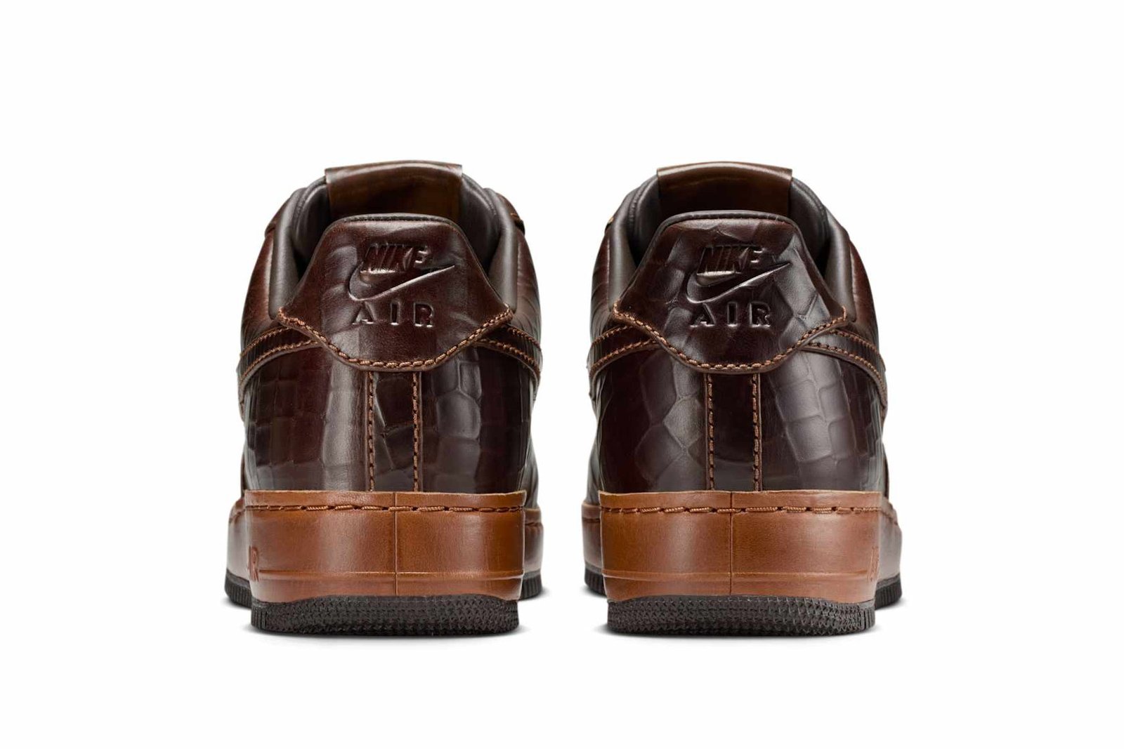 Phần gót giày của phiên bản Nike Air Force 1 da cá sấu nâu