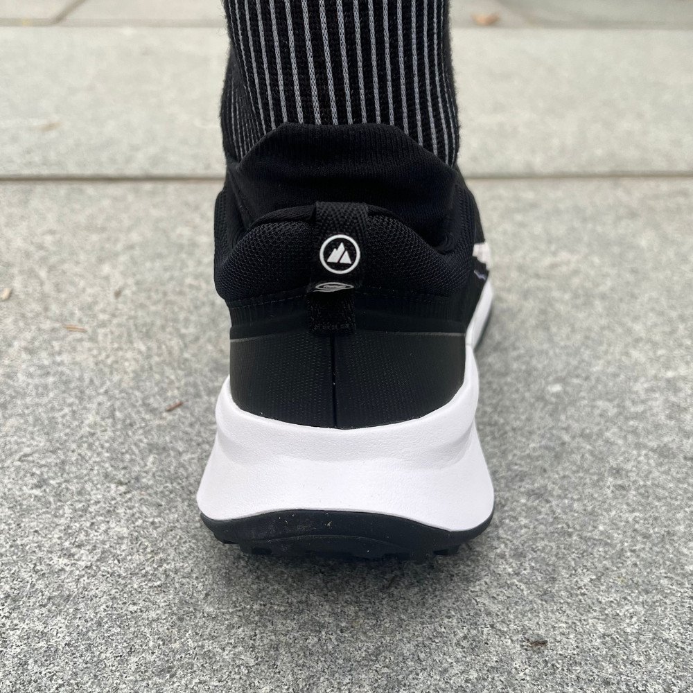 Phần gót giày Nike Juniper Trail 2 với vòng kéo tiện lợi