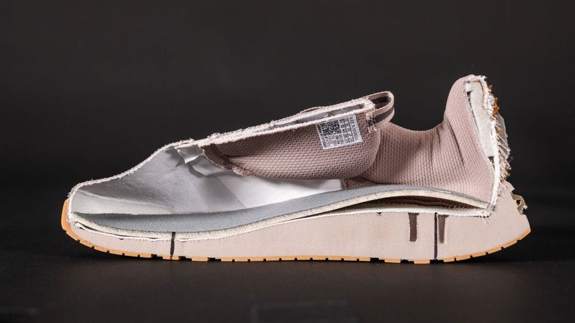 Phần nội thất bên trong giày adidas racer tr 23 cho thấy cấu trúc đệm cơ bản.