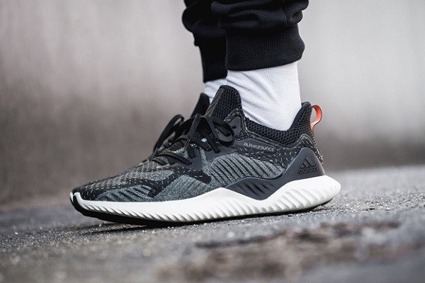 Phiên bản Alphabounce OG đầu tiên của Adidas với thiết kế mạnh mẽ