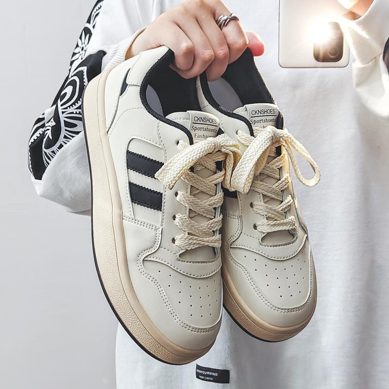 Phối đồ sành điệu với giày sneaker nam giá rẻ màu trắng, tạo vẻ ngoài năng động