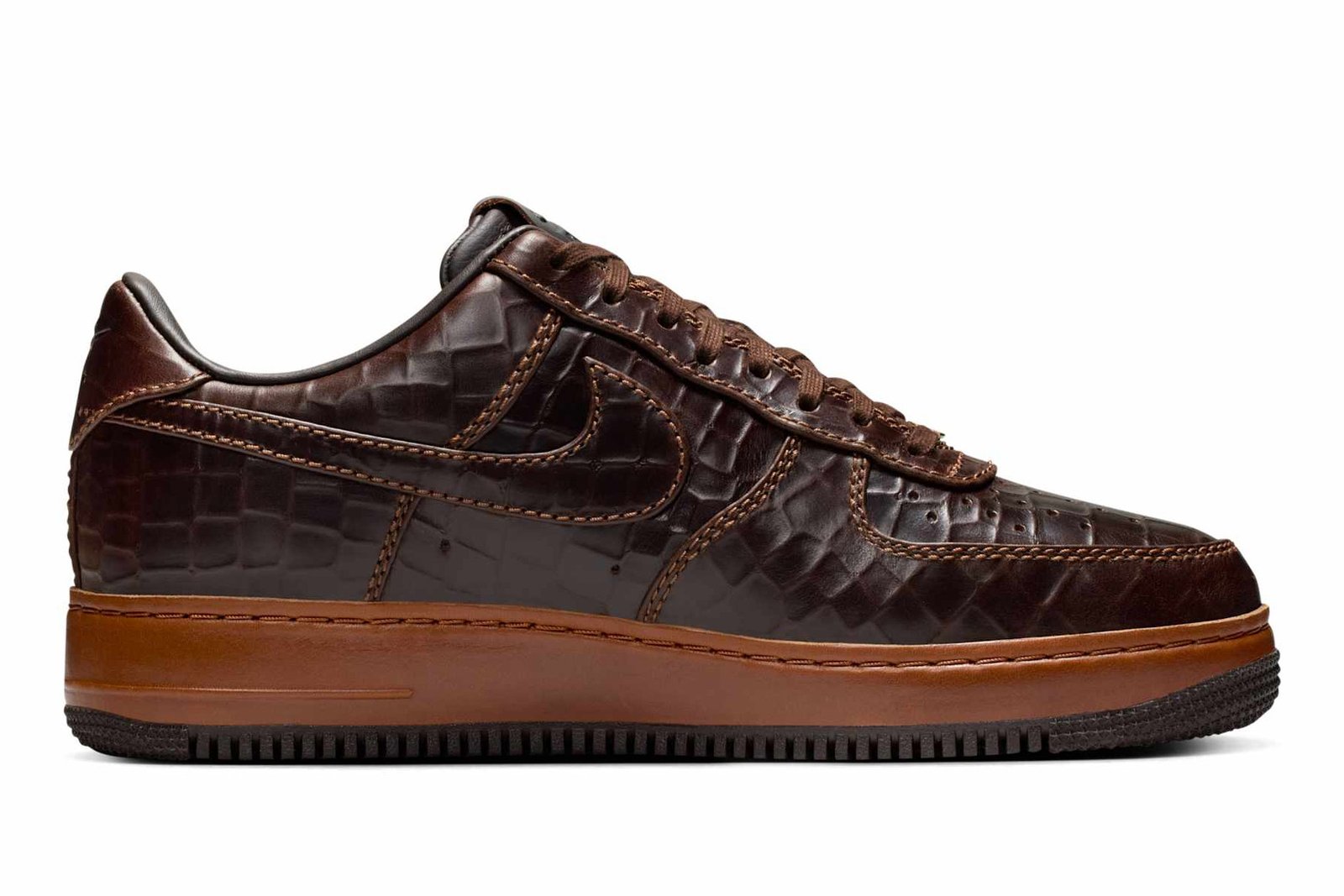 Phối màu da cá sấu nâu của Air Force 1 Low nhìn từ mặt trong với chi tiết tinh xảo