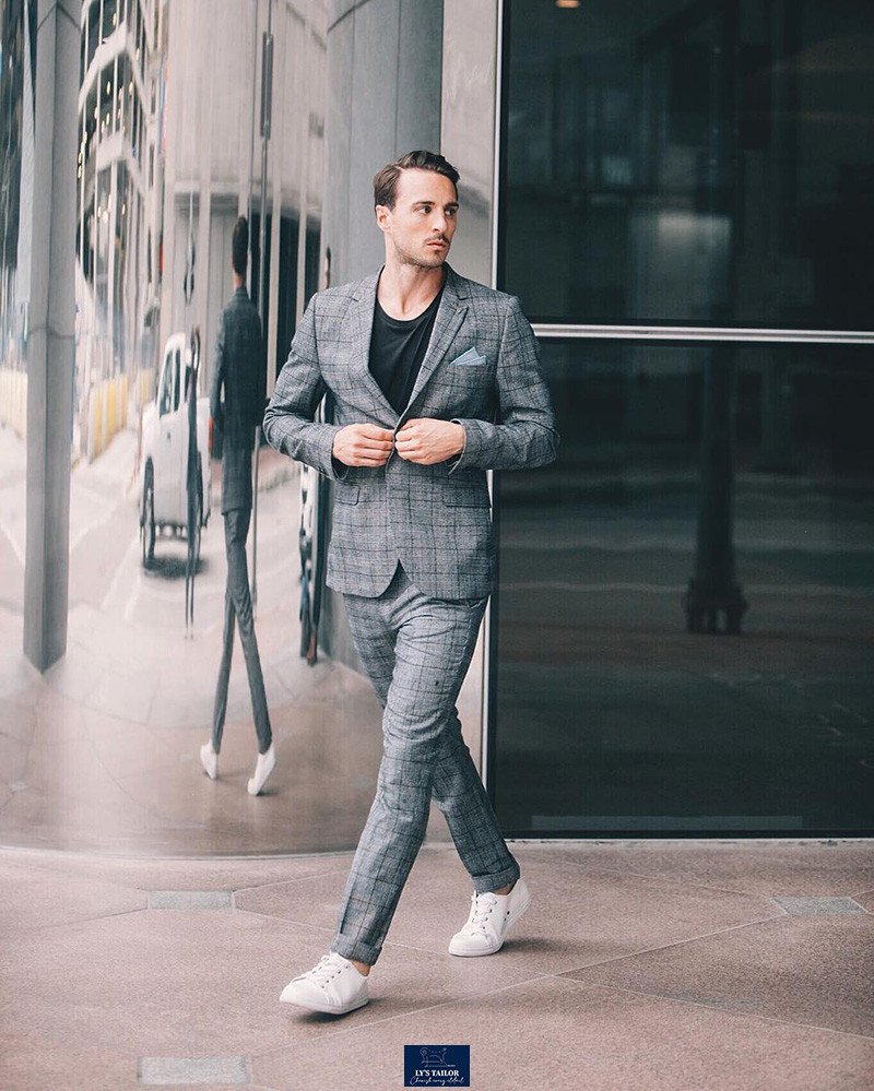 Phong cách thanh lịch với vest xám và giày sneaker trắng đơn giản