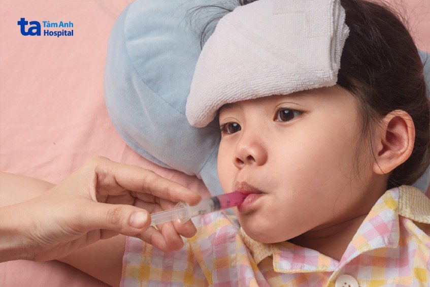 Phụ huynh nên cho trẻ uống thuốc hạ sốt với liều lượng phù hợp