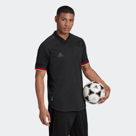 So sánh áo đấu adidas phiên bản replica và player issue, chú ý đến thẻ xác thực ở vạt áo