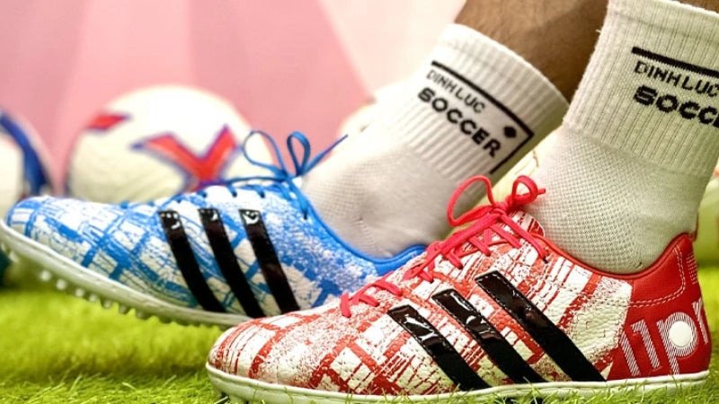 So sánh bàn chân với miếng lót giày cũ để tìm size phù hợp