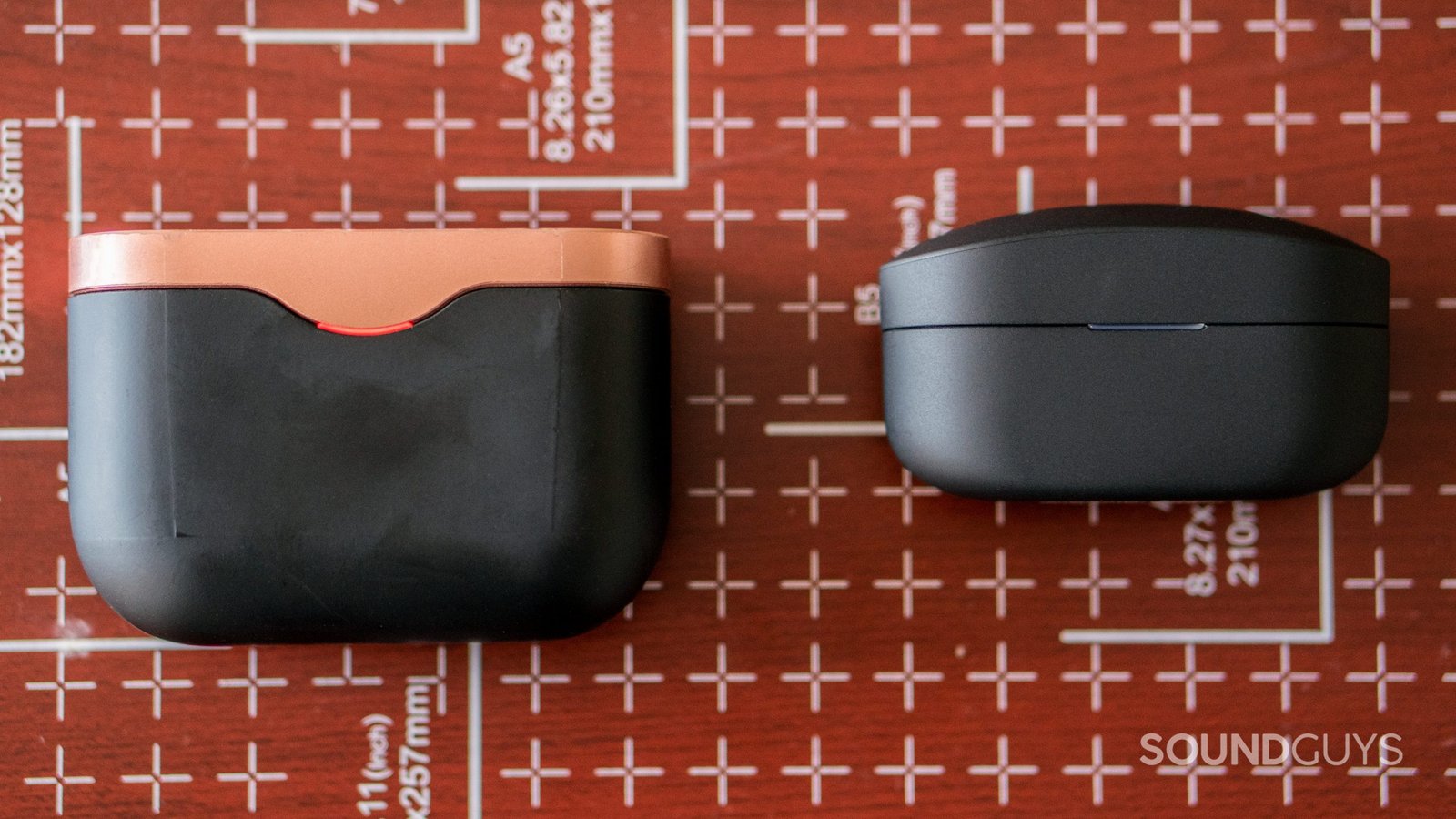 So sánh kích thước hộp sạc của Sony WF-1000XM3 (trái) và Sony WF-1000XM4 (phải), cho thấy sự khác biệt đáng kể về tính di động giữa hai mẫu tai nghe không dây này.