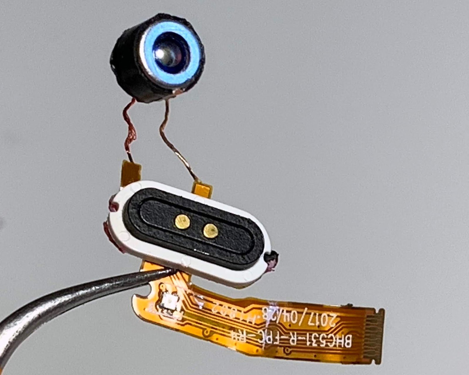 So sánh kích thước và dung lượng pin Varta CP1254 và CP1454 trong tai nghe **b&amp;o e8**