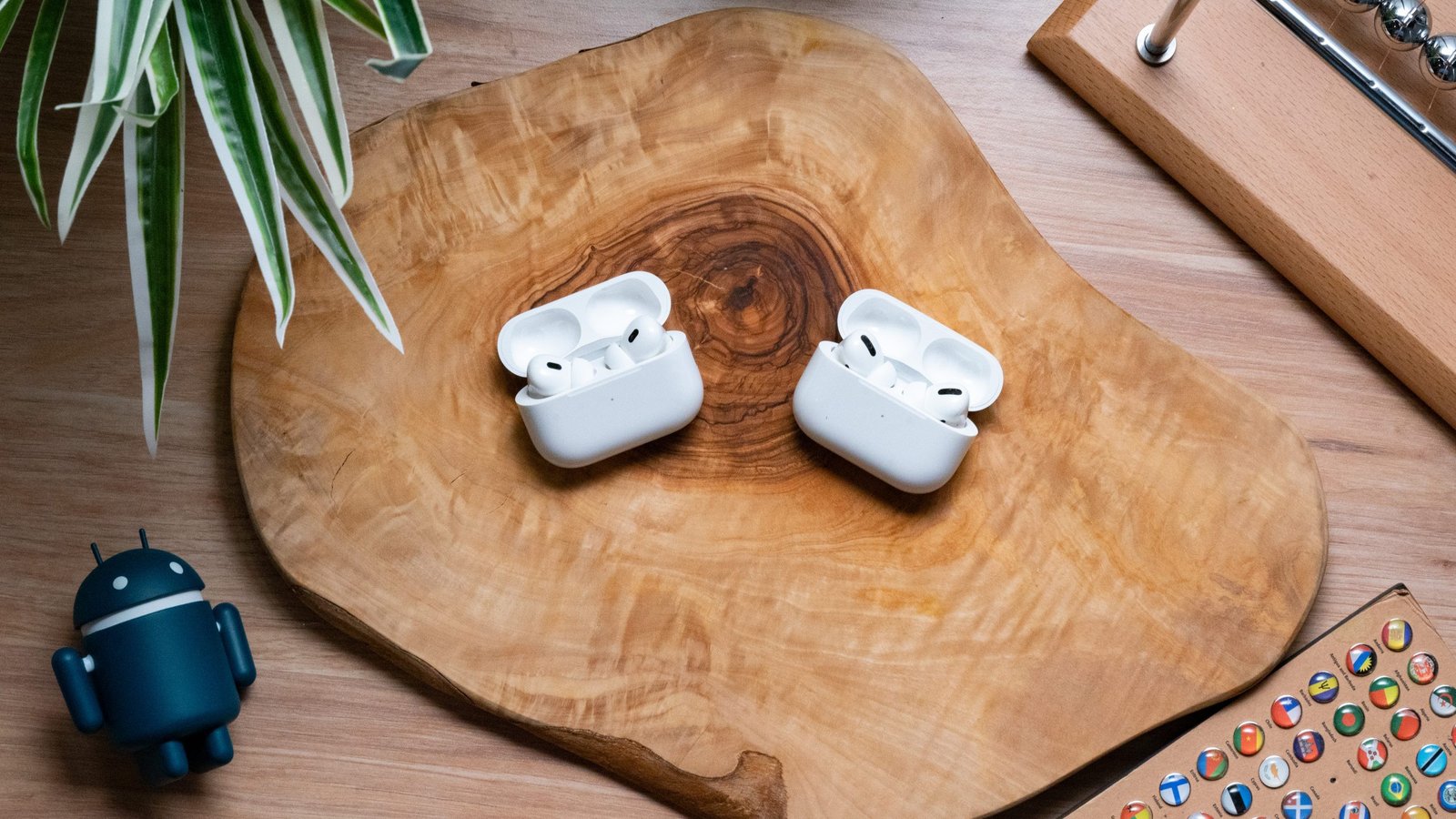 So sánh tổng quan giữa Apple AirPods Pro thế hệ 1 và thế hệ 2, các đối thủ cạnh tranh đáng gờm của Sony WF-1000XM3 trên thị trường tai nghe không dây cao cấp.
