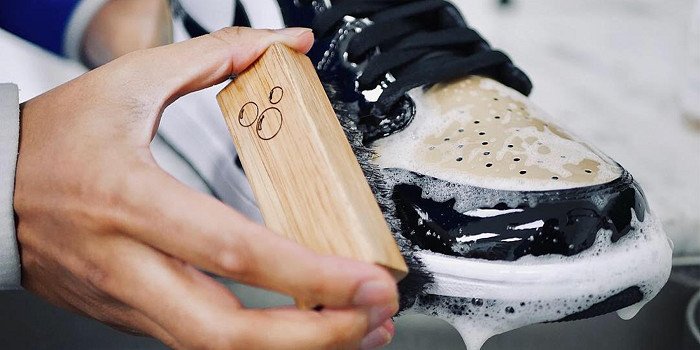 Sử dụng bàn chải lông mềm và dung dịch vệ sinh giày sneaker chuyên dụng để loại bỏ vết bẩn hiệu quả.