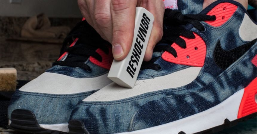 Sử dụng cục tẩy (gôm) để loại bỏ các vết bẩn nhỏ, mờ trên bề mặt giày sneaker.