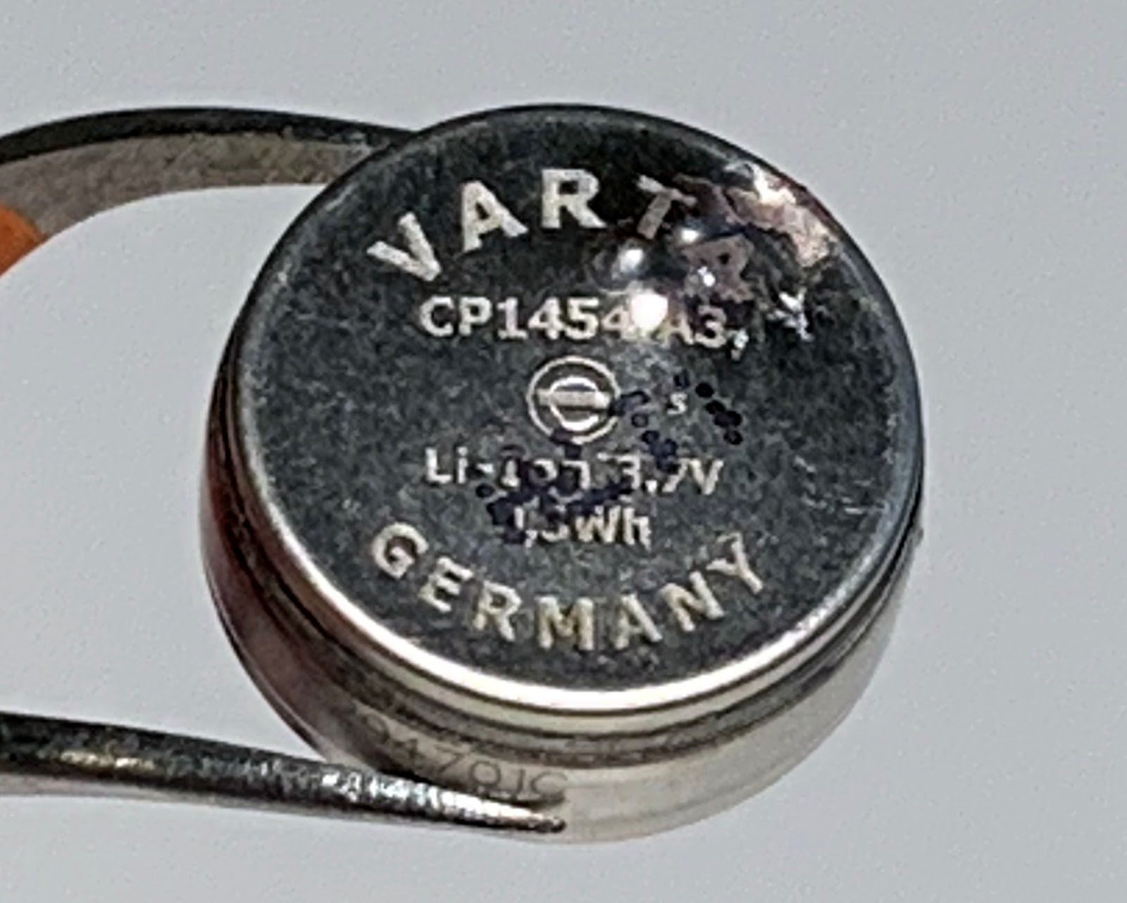 Sự khác biệt về linh kiện và bố cục bên trong giữa hai tai nghe trái và phải của **b&amp;o e8**