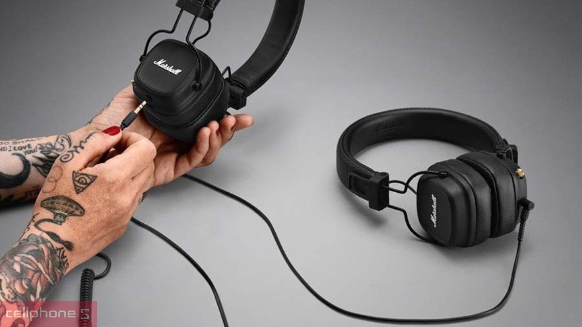 Tai nghe Marshall có dây với thiết kế bền bỉ, mang lại trải nghiệm âm thanh chân thực cho người yêu nhạc