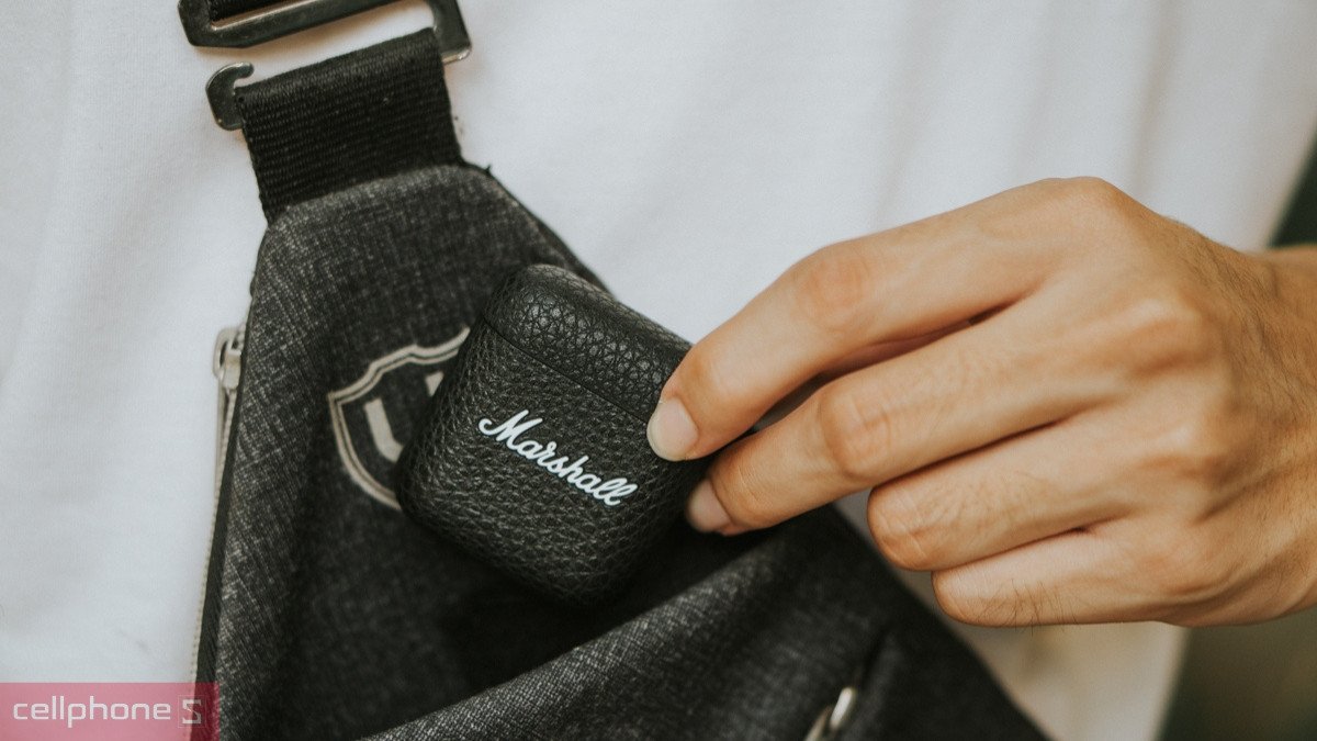 Tai nghe Marshall với thiết kế cổ điển và logo đặc trưng, biểu tượng của chất lượng âm thanh cao cấp