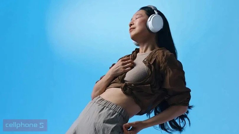 Tai nghe Sennheiser Momentum 4 màu đen với thiết kế earcup hình bầu dục xoay 90 độ, nổi bật sự linh hoạt và sang trọng