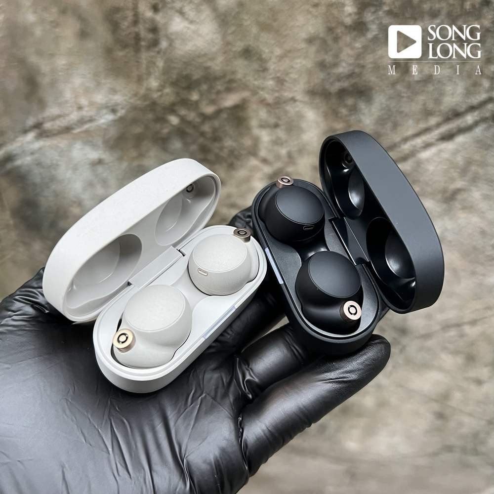 Tai nghe Sony WF-1000XM4 cũ màu đen đặt trên hộp sạc, thể hiện thiết kế nhỏ gọn.