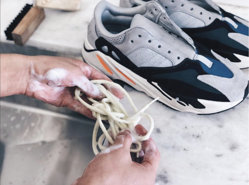 Tháo dây giày và miếng lót giày sneaker để làm sạch riêng biệt, tối ưu hiệu quả vệ sinh.