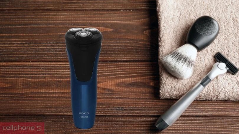 Thao tác cạo râu với dao cạo truyền thống