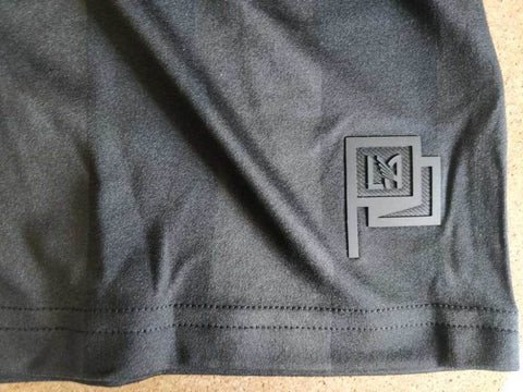 Thẻ chất liệu vải và chi tiết đường may trên áo adidas chính hãng, minh chứng cho chất lượng