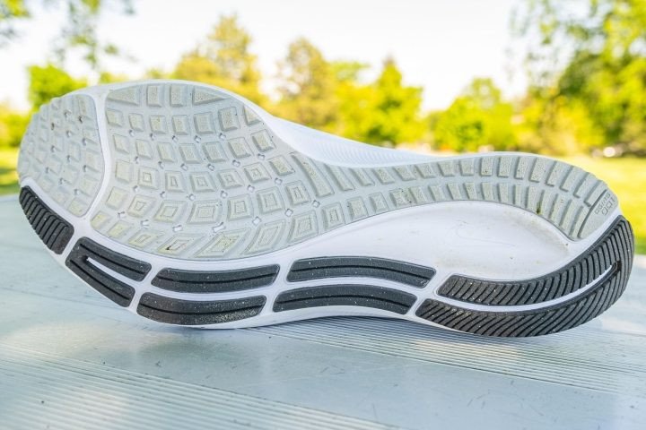 Thiết kế đế ngoài gai của Nike Air Zoom Pegasus 38