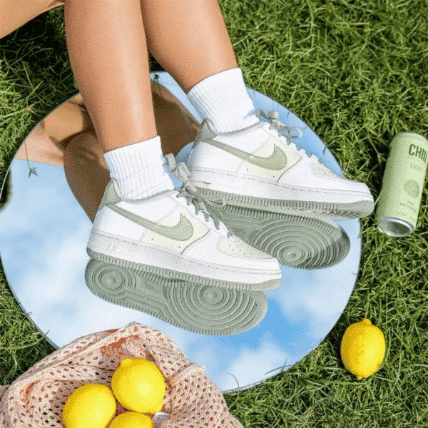 Thiết kế kinh điển của giày Nike Air Force 1 chính hãng màu trắng điểm xanh