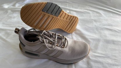 Thử nghiệm độ bền của adidas racer tr 23 cho kết quả tốt nhưng sự thoải mái chưa ấn tượng.