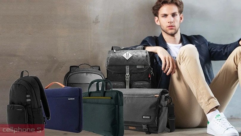 Túi chống sốc laptop màu đen bên cạnh một chiếc balo, thể hiện sự khác biệt về kích thước và công dụng