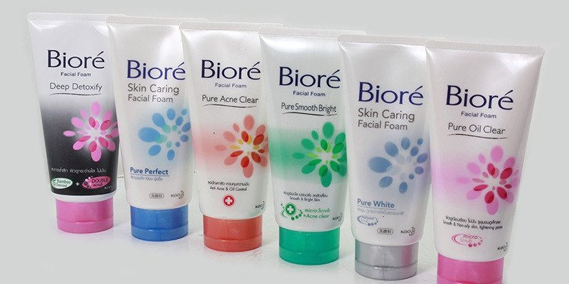 Tuýp sữa rửa mặt Biore màu xanh lá cây đặt trên nền trắng, nổi bật với khả năng làm sạch và kiểm soát dầu.