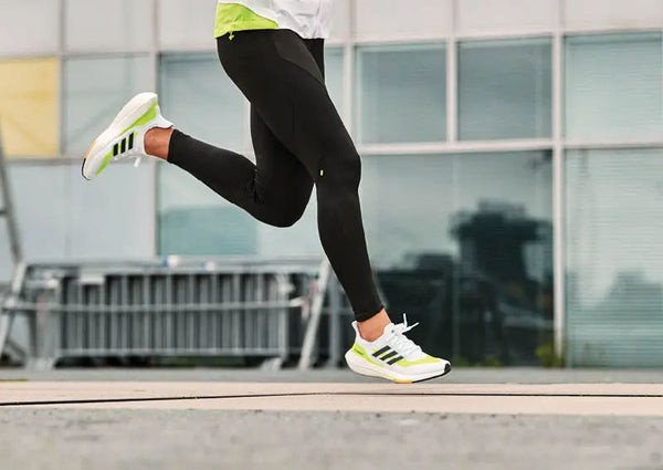 Vận động viên Jesse Owens với giày chạy bộ adidas