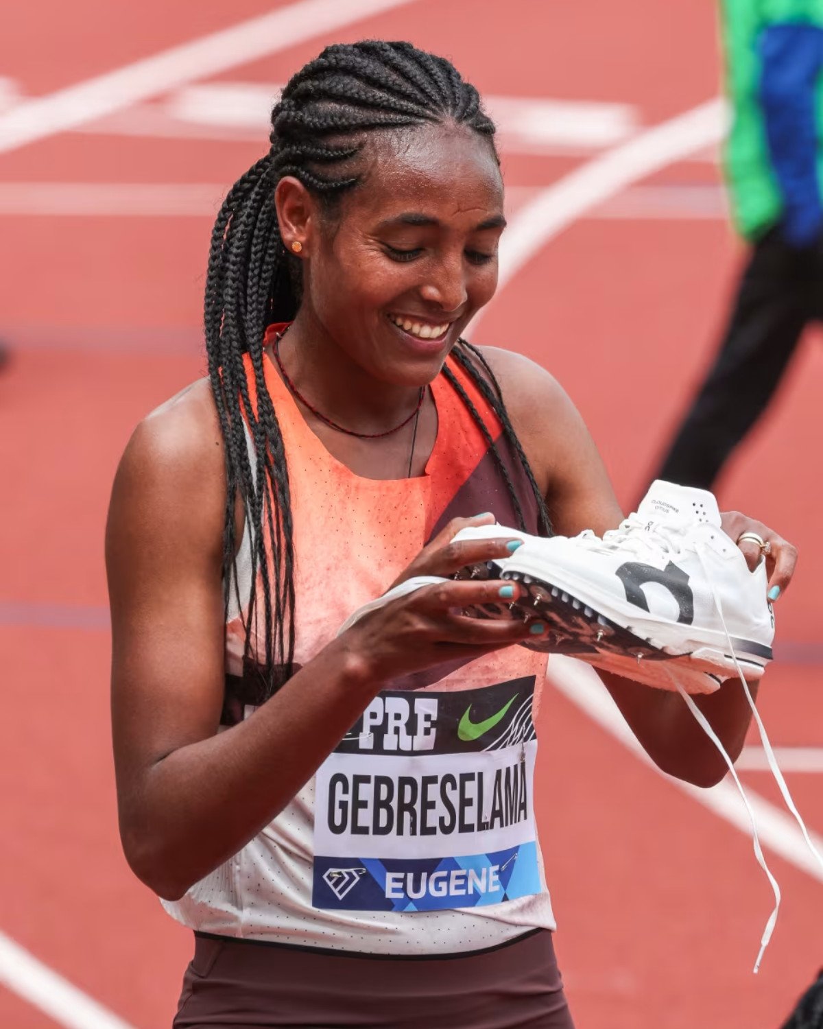 Vận động viên trải nghiệm giày chất lượng cao chính hãng trên đường chạy